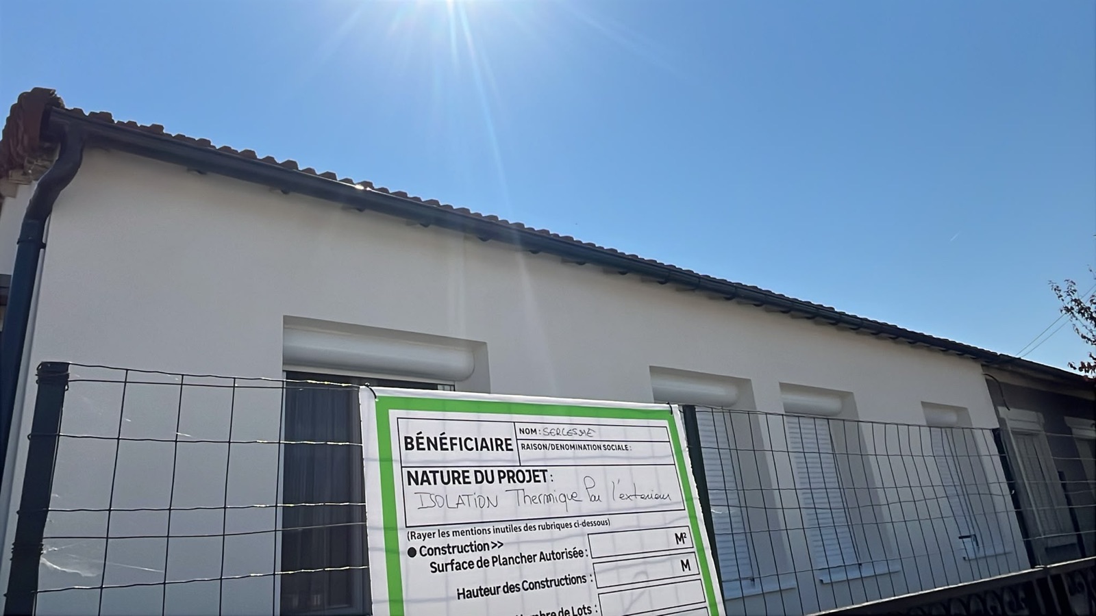 Unité intérieure installée dans un salon lumineux